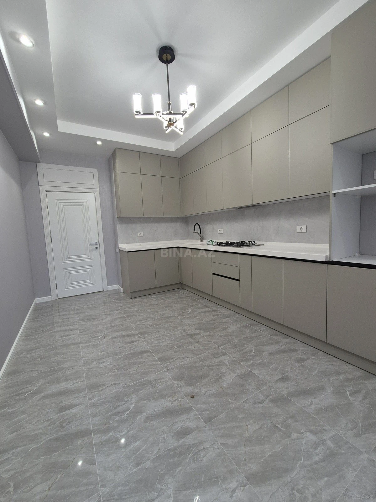 Satılır 3 otaqlı mənzil 135 m²