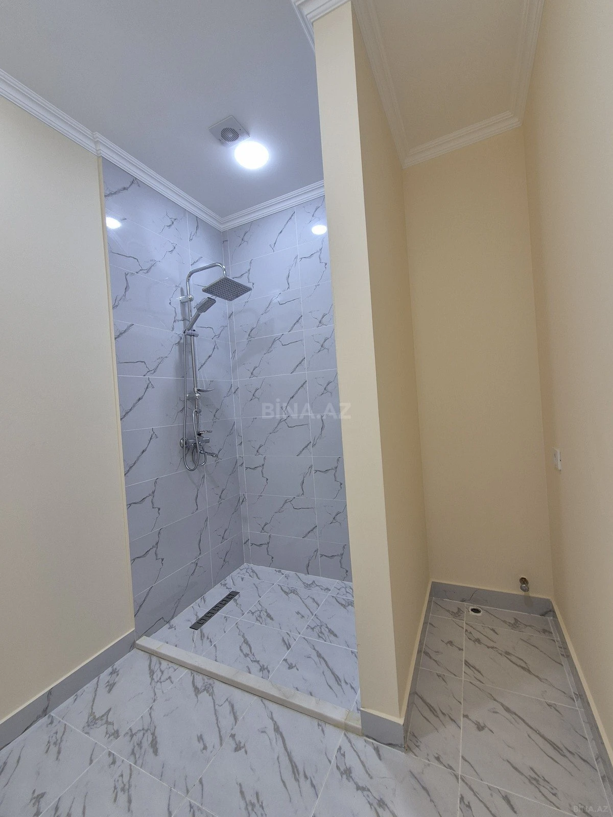 Satılır 3 otaqlı mənzil 135 m²
