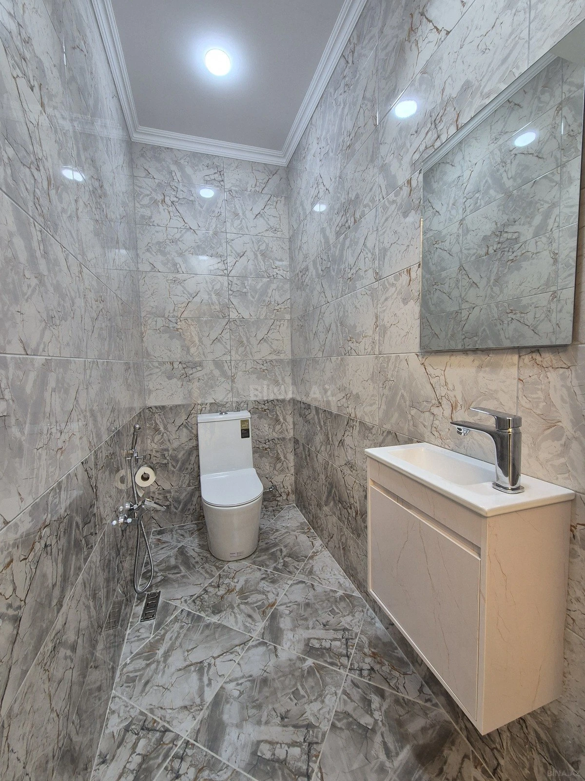Satılır 3 otaqlı mənzil 135 m²