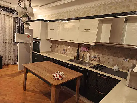Kirayə verilir 3 otaqlı mənzil 150 m²