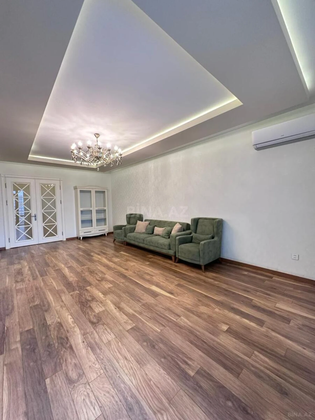 Satılır 3 otaqlı mənzil 138 m²