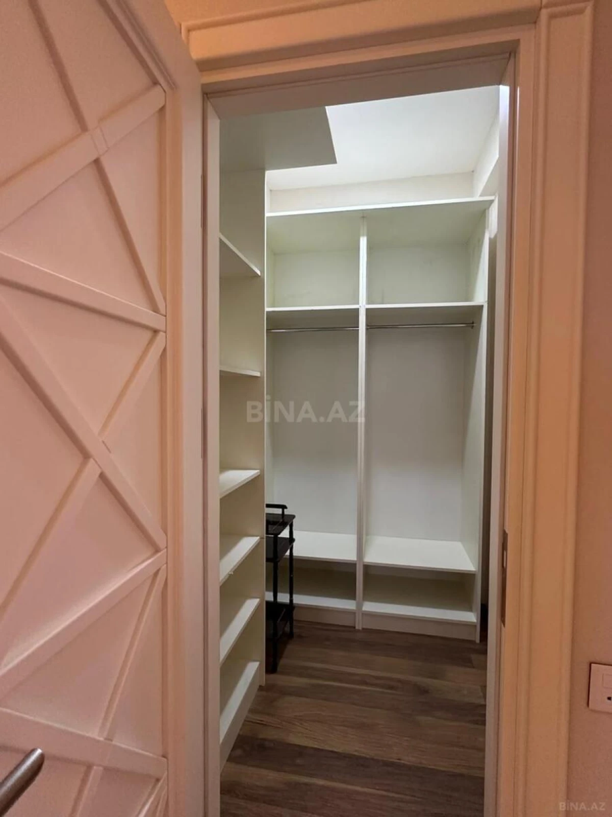 Satılır 3 otaqlı mənzil 138 m²