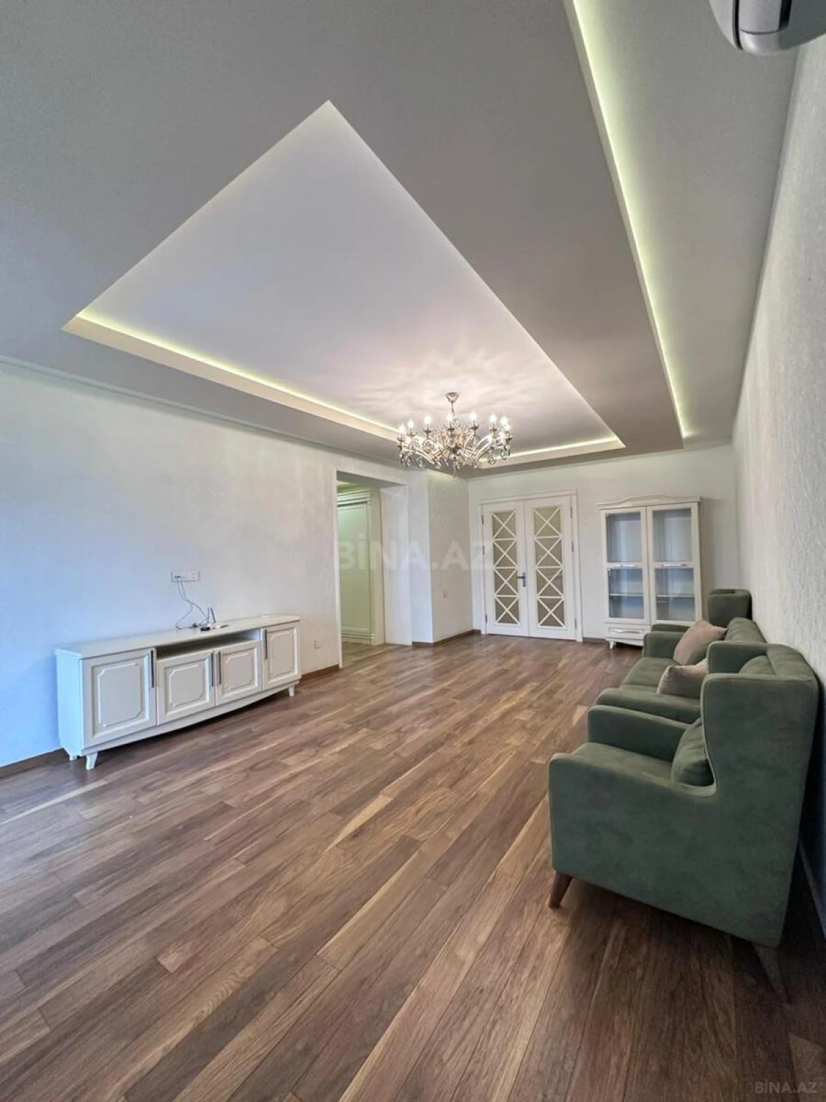 Satılır 3 otaqlı mənzil 138 m²