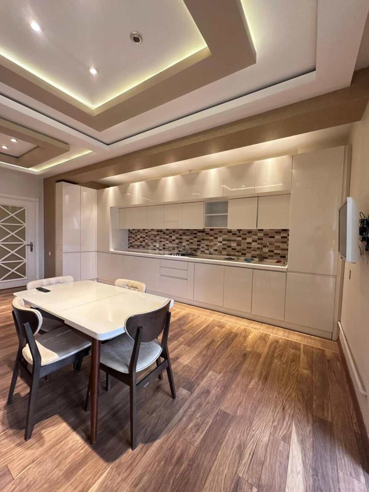 Satılır 3 otaqlı mənzil 138 m²