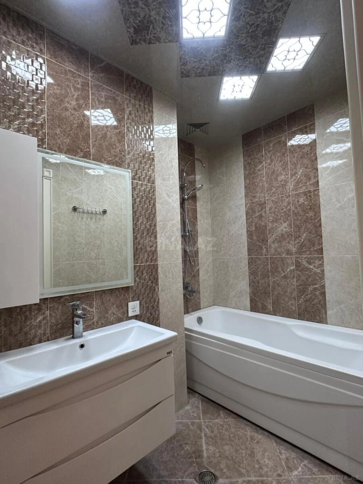 Satılır 3 otaqlı mənzil 138 m²
