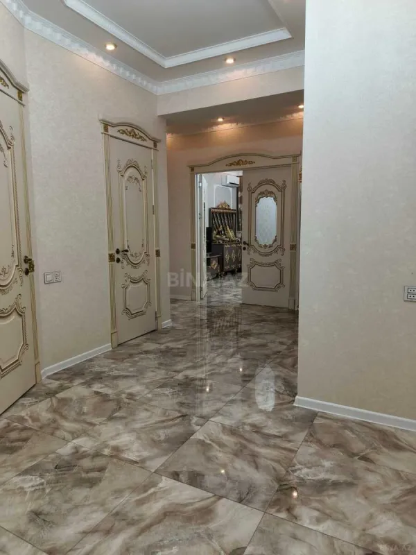 Satılır 4 otaqlı mənzil 147 m²