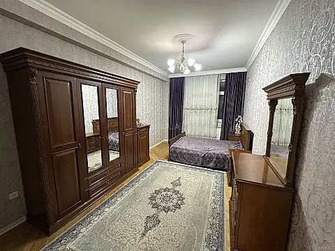 Kirayə verilir 3 otaqlı mənzil 172 m²