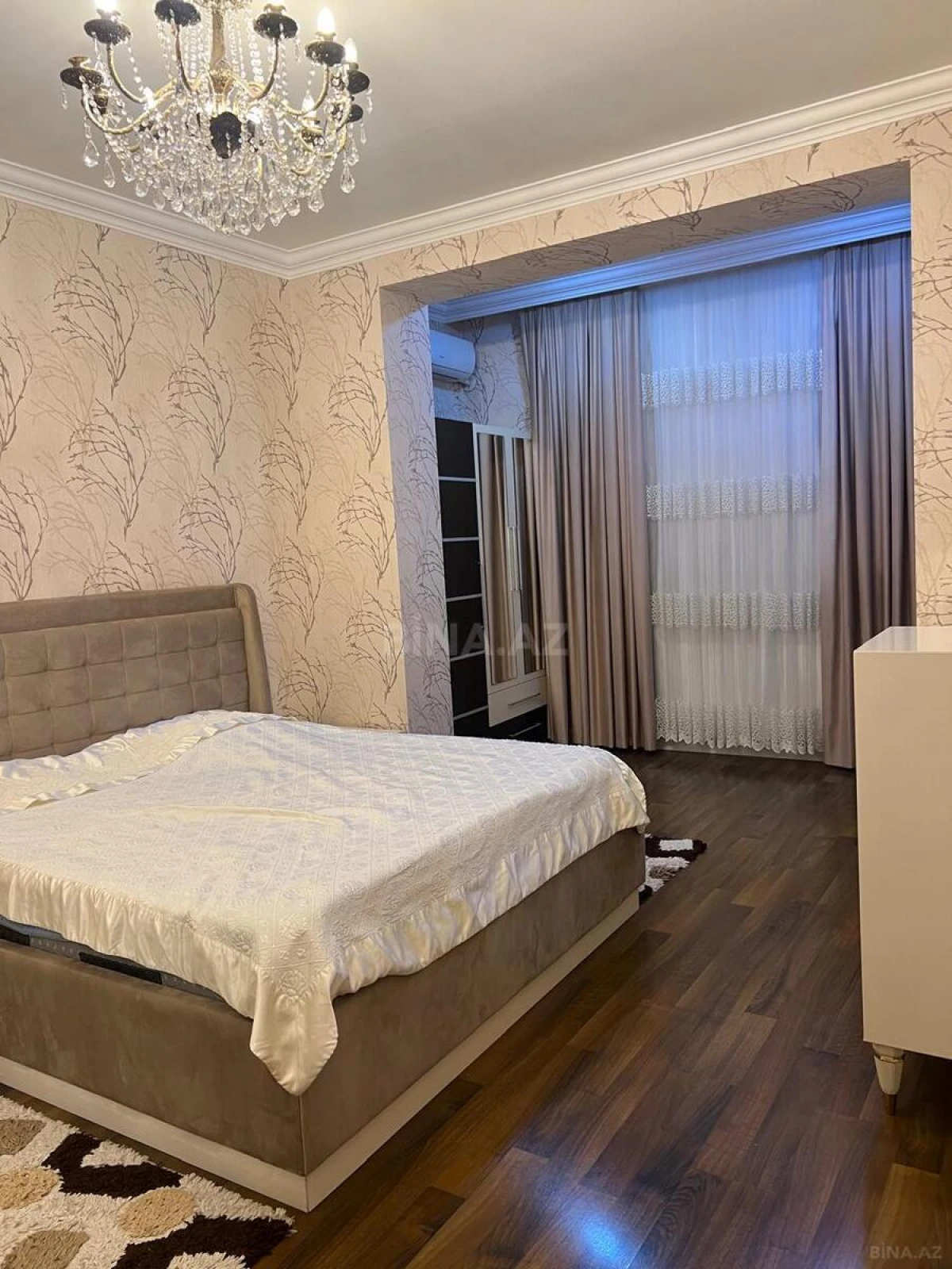 Satılır 3 otaqlı mənzil 138 m²