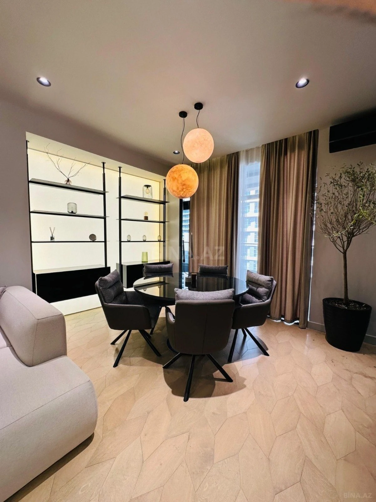 Satılır 3 otaqlı mənzil 150 m²