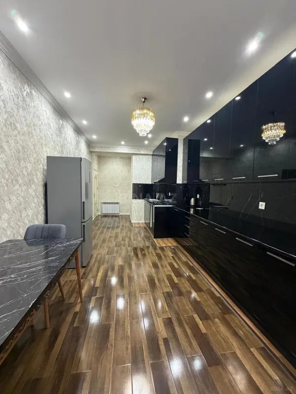 Kirayə verilir 2 otaqlı mənzil 102 m²
