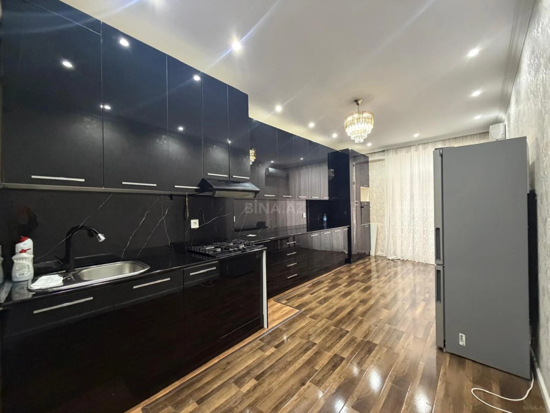 Kirayə verilir 2 otaqlı mənzil 102 m²