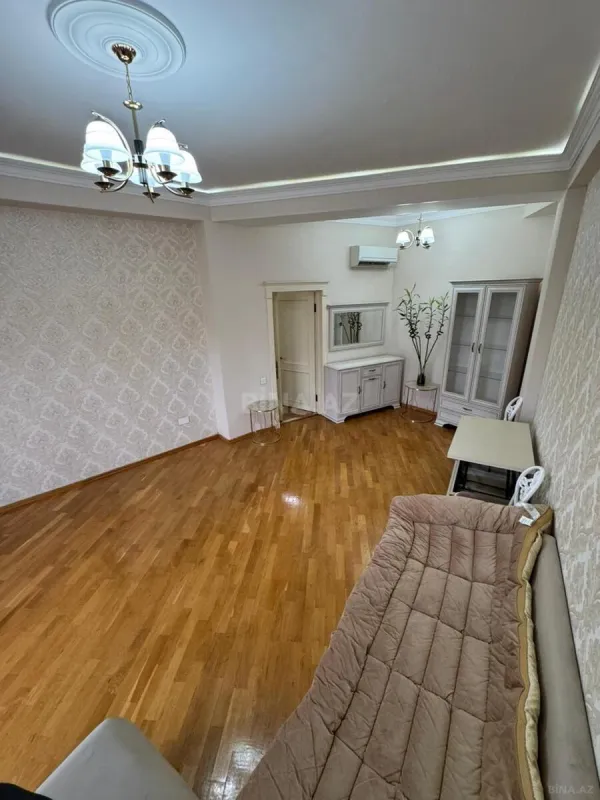 Kirayə verilir 2 otaqlı mənzil 61 m²