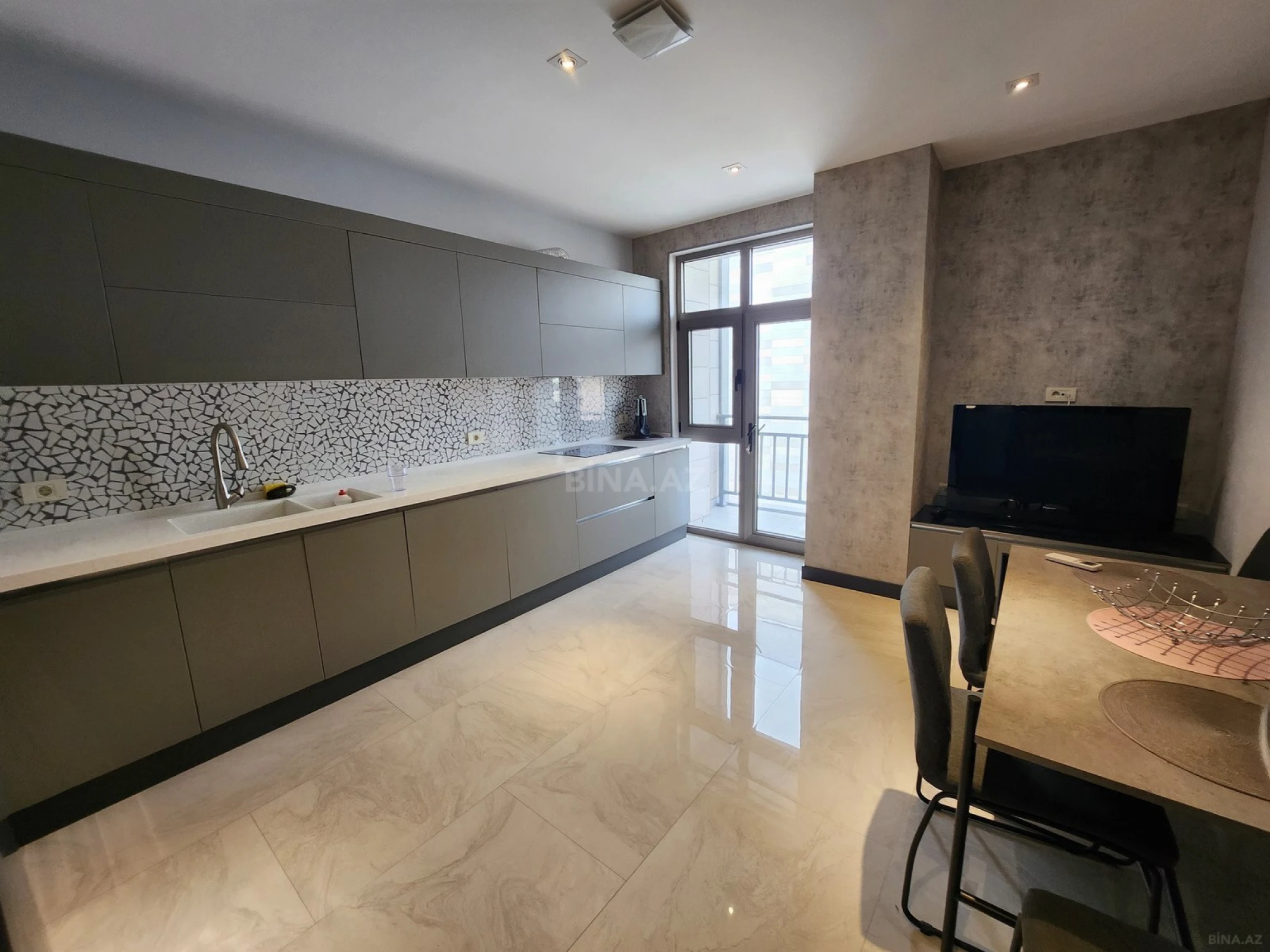 Kirayə verilir 3 otaqlı mənzil 130 m²