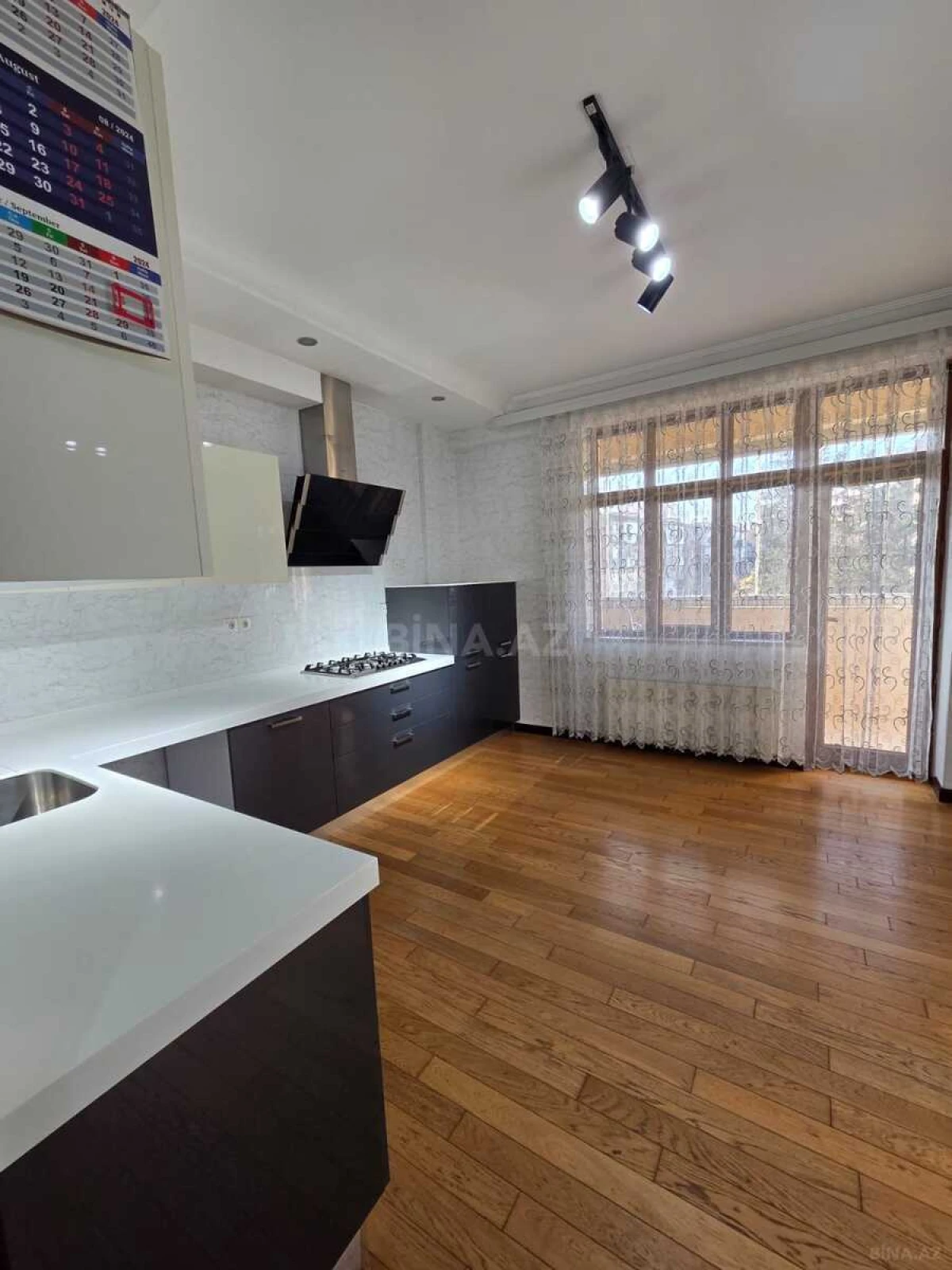 Satılır 3 otaqlı mənzil 145 m²