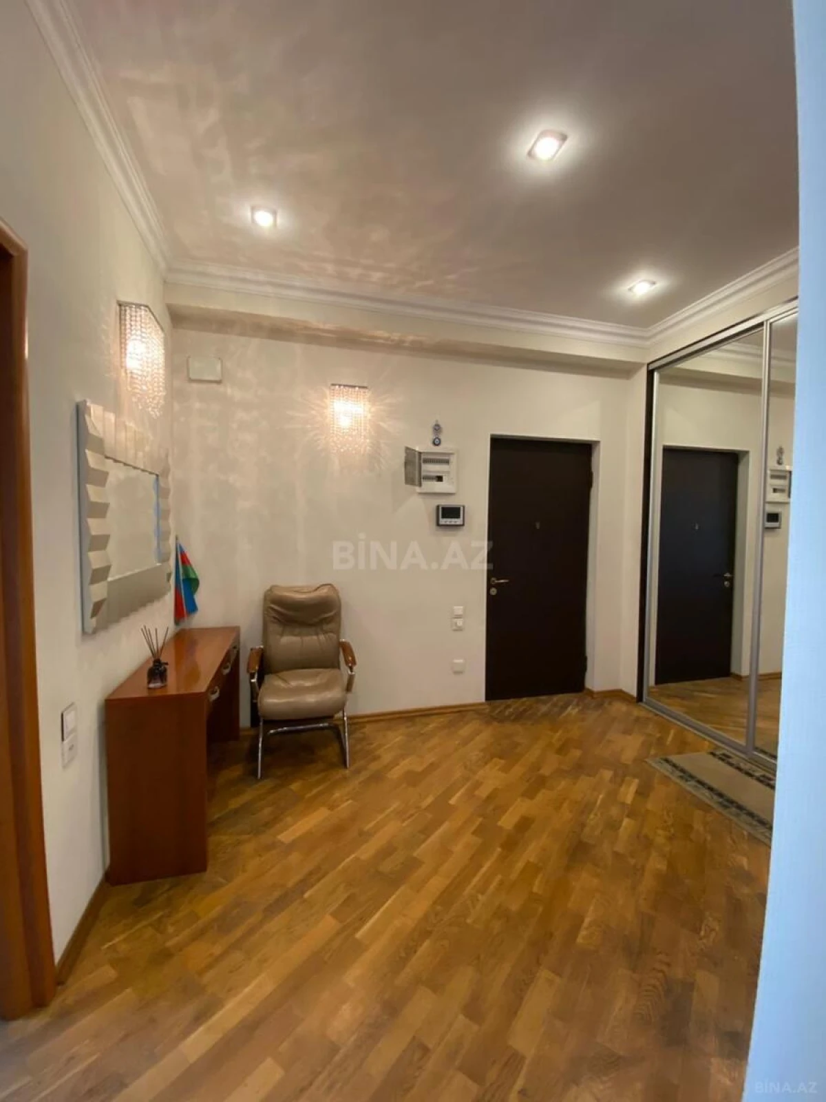 Satılır 3 otaqlı mənzil 142 m²