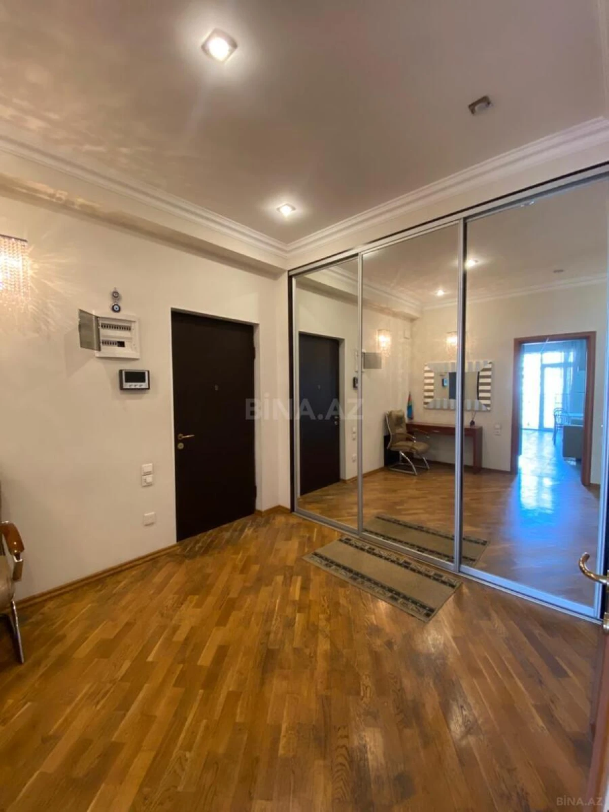 Satılır 3 otaqlı mənzil 142 m²