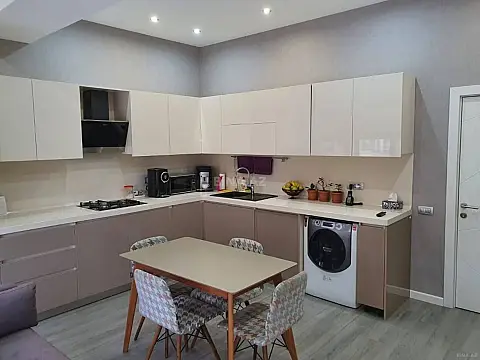 Satılır 3 otaqlı mənzil 163 m²