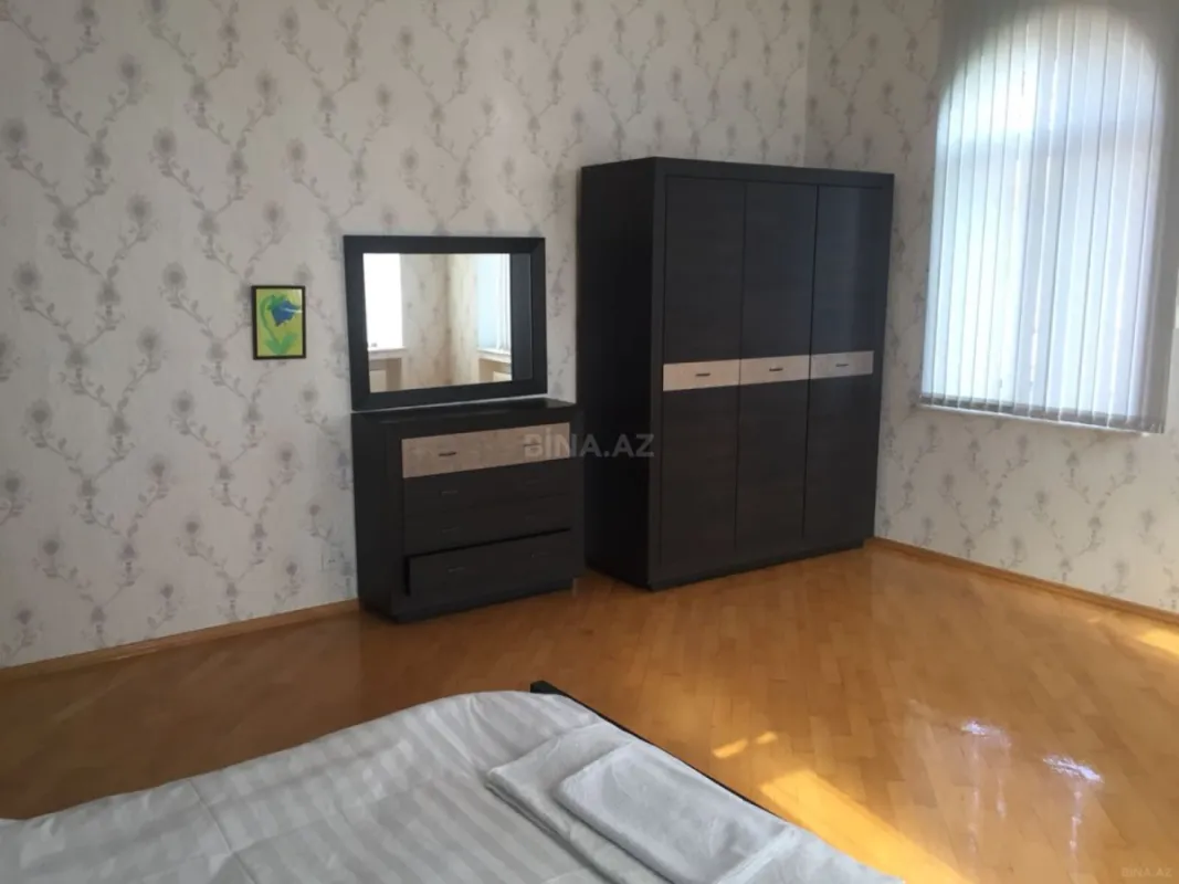 Satılır 7 otaqlı həyət evi 400 m²