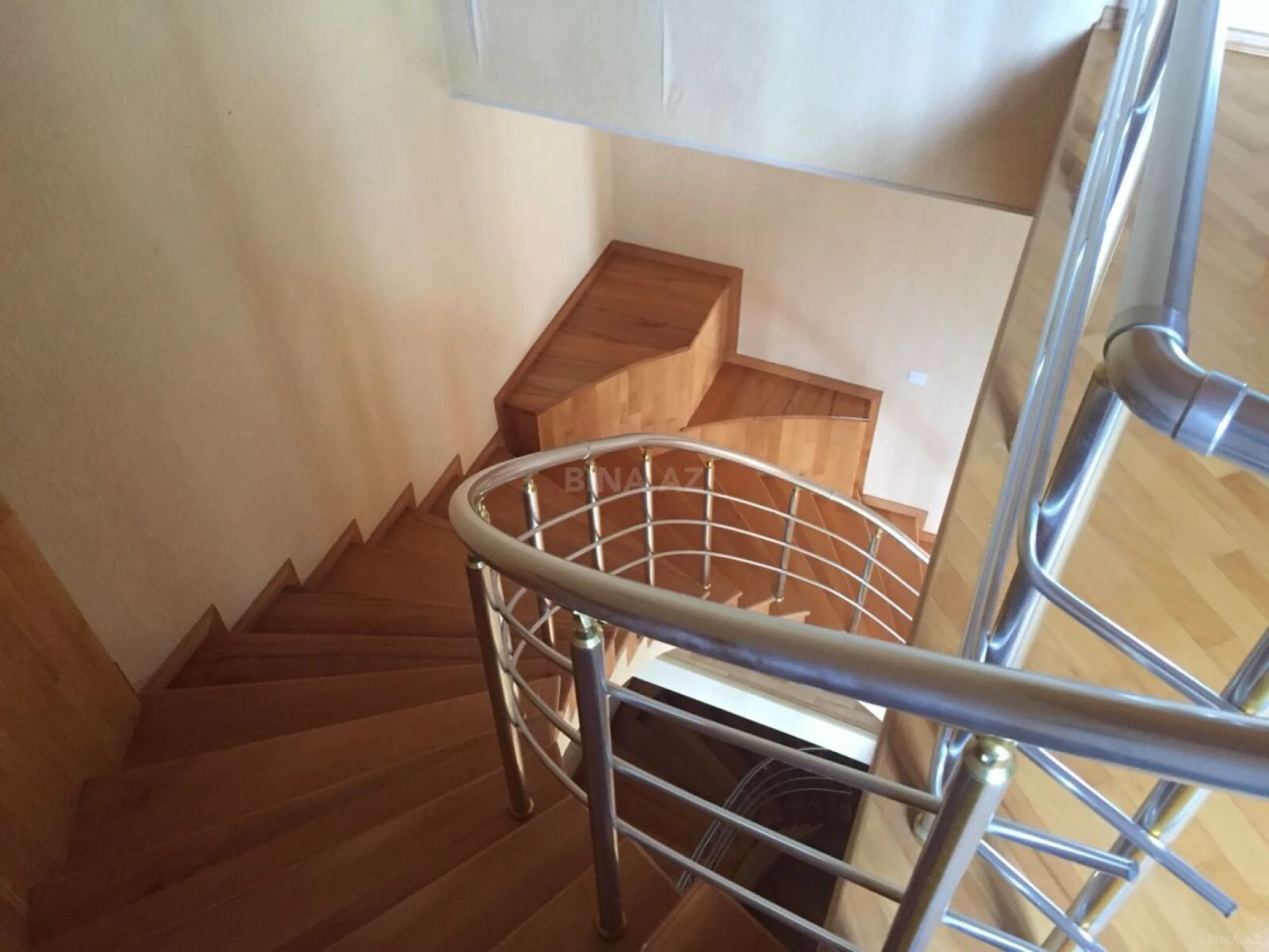 Satılır 7 otaqlı həyət evi 400 m²