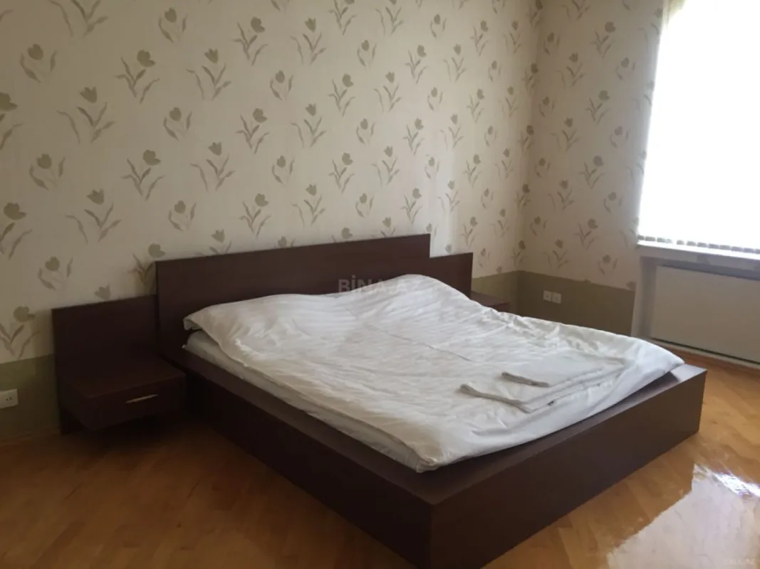 Satılır 7 otaqlı həyət evi 400 m²