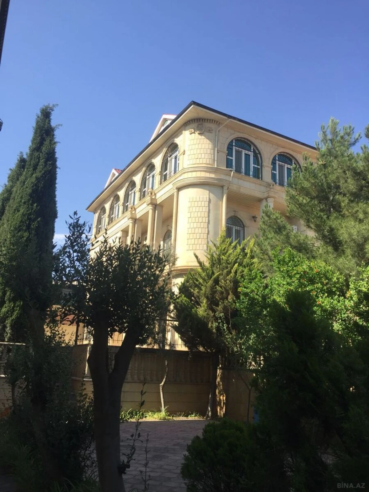Satılır 7 otaqlı həyət evi 400 m²