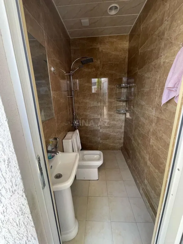 Satılır 6 otaqlı həyət evi 200 m²