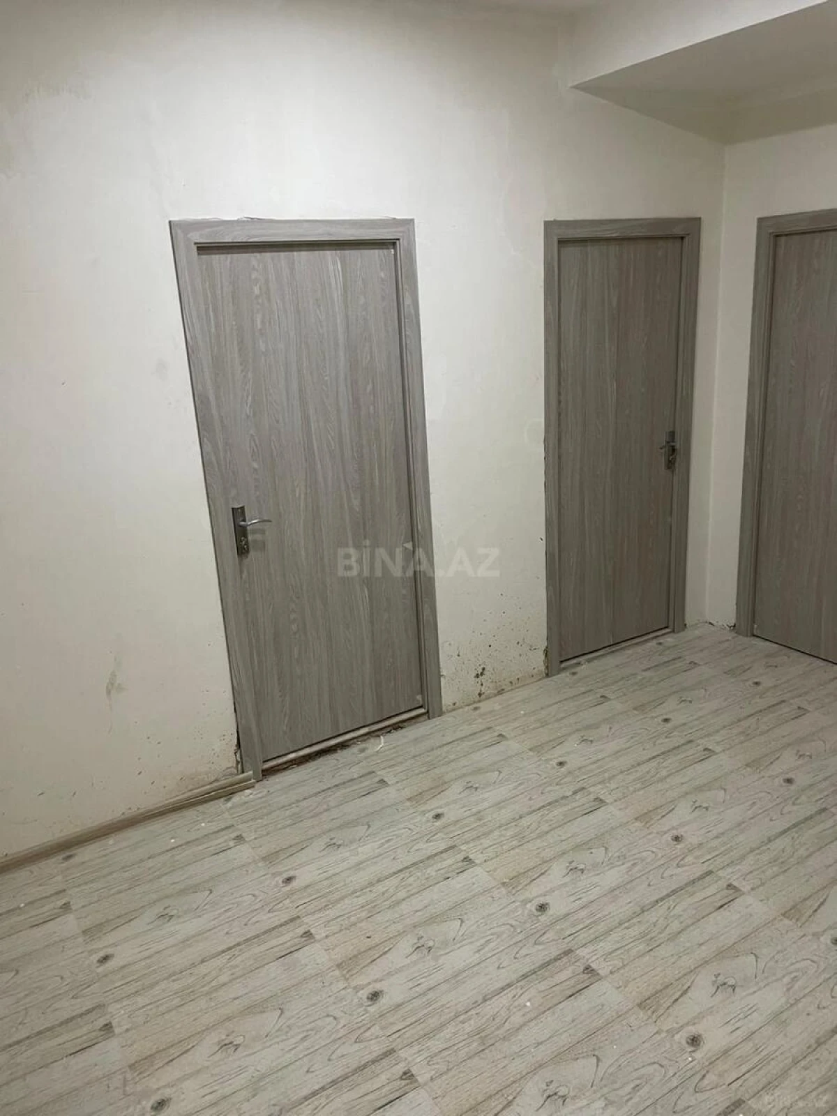 Satılır 10 otaqlı mənzil 300 m²