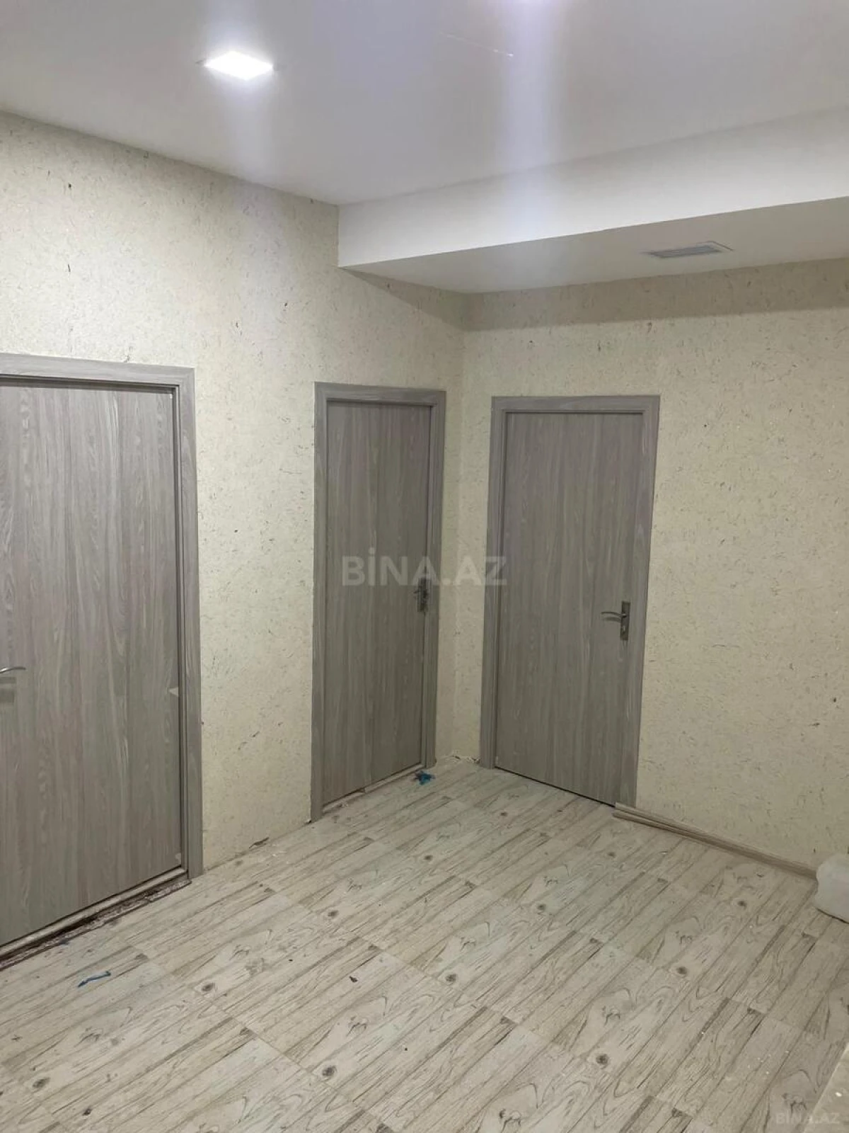 Satılır 10 otaqlı mənzil 300 m²