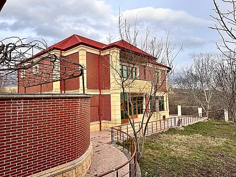 Satılır 8 otaqlı həyət evi 270 m² — Şamaxı 8 otaq 270.00 m²