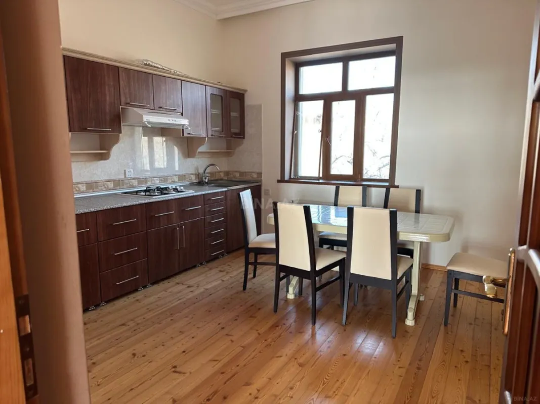 Satılır 8 otaqlı həyət evi 270 m²