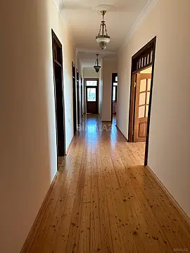 Satılır 8 otaqlı həyət evi 270 m²
