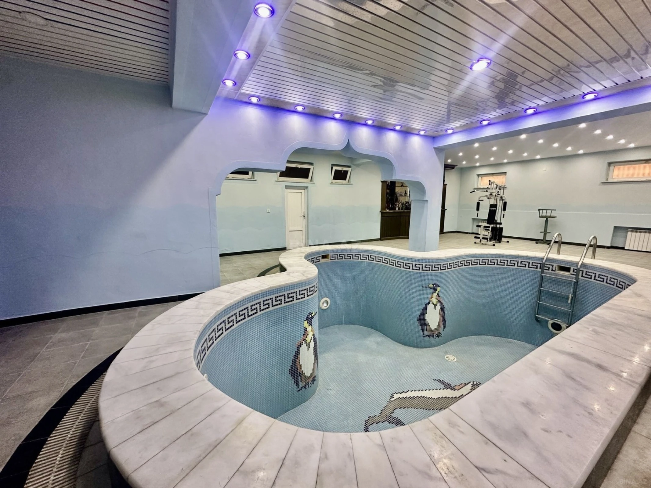 Satılır 10 otaqlı həyət evi 650 m²