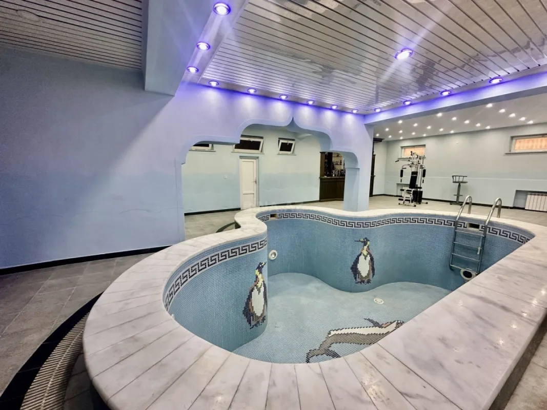 Satılır 10 otaqlı həyət evi 650 m²