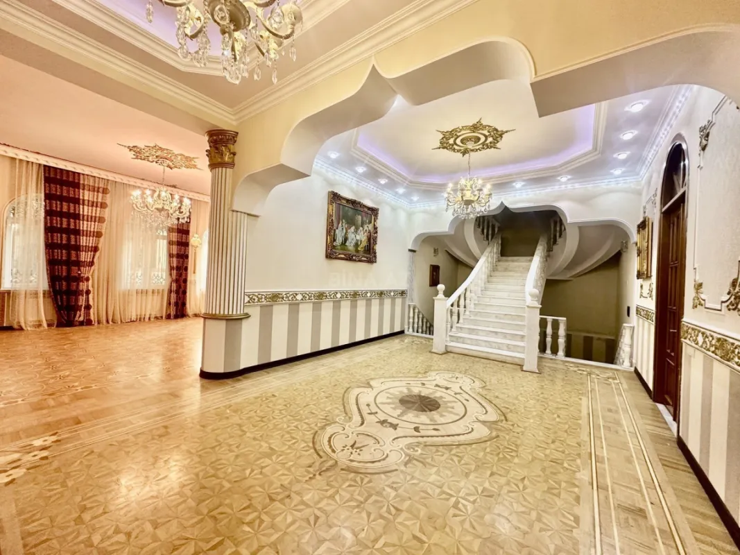 Satılır 10 otaqlı həyət evi 650 m²