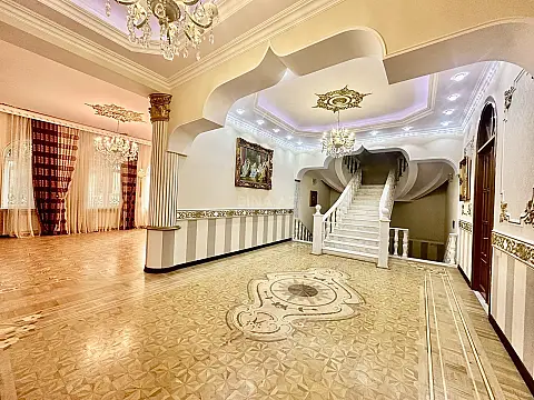 Satılır 10 otaqlı həyət evi 650 m²