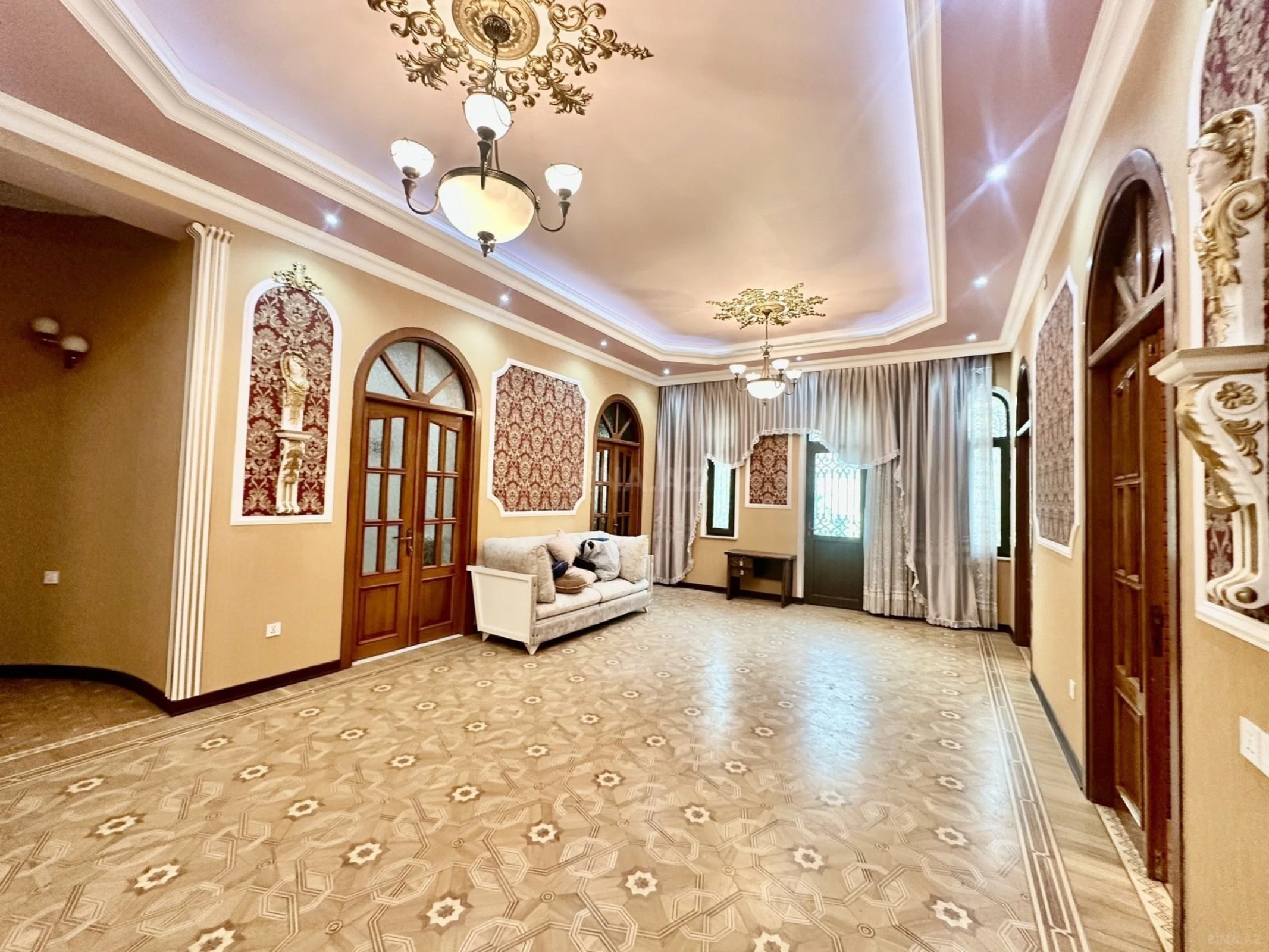 Satılır 10 otaqlı həyət evi 650 m²