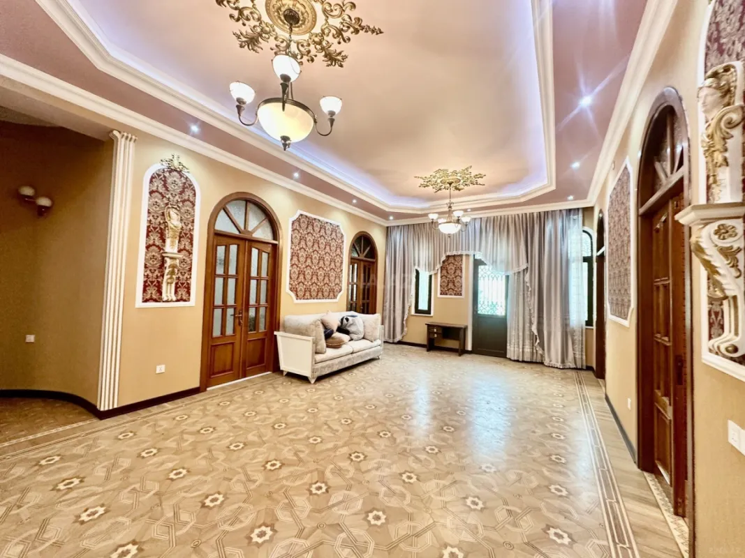 Satılır 10 otaqlı həyət evi 650 m²