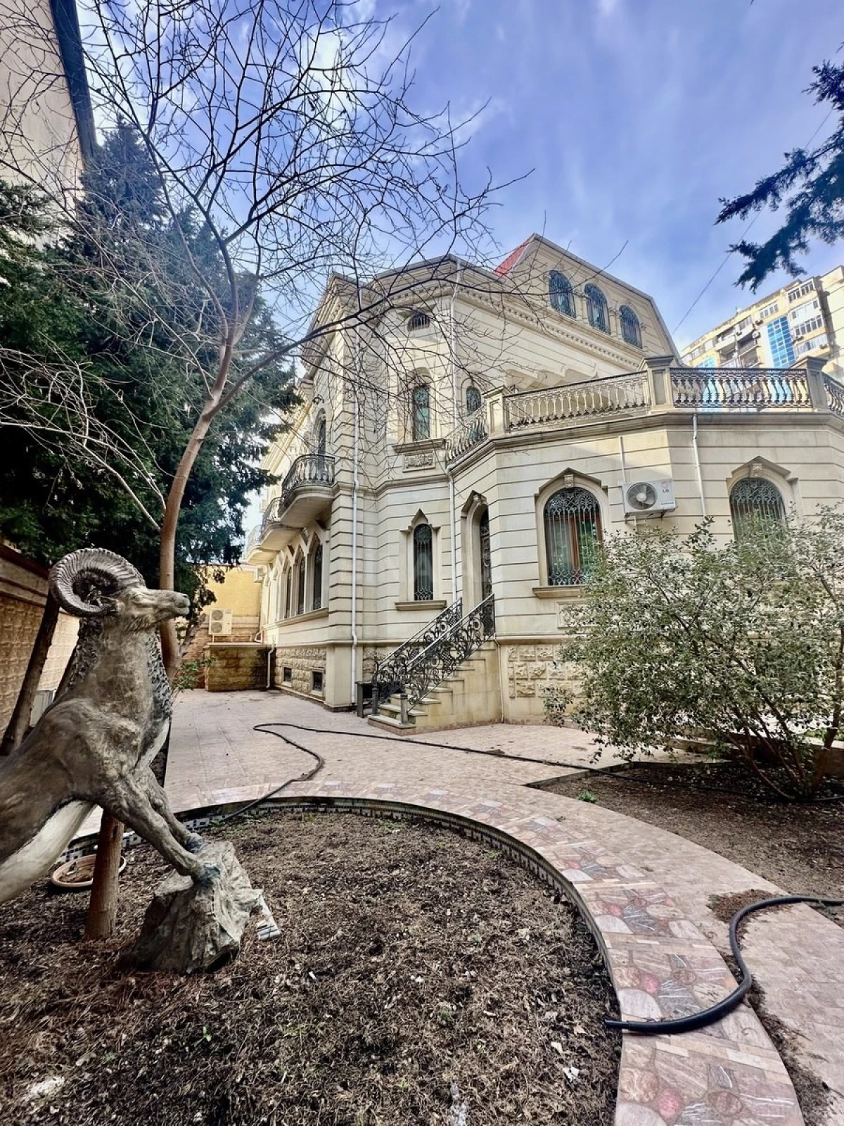 Satılır 10 otaqlı həyət evi 650 m²