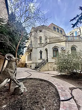 Satılır 10 otaqlı həyət evi 650 m²
