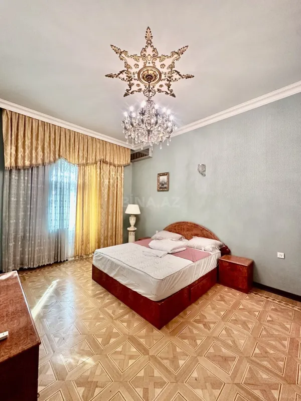 Satılır 10 otaqlı həyət evi 650 m²