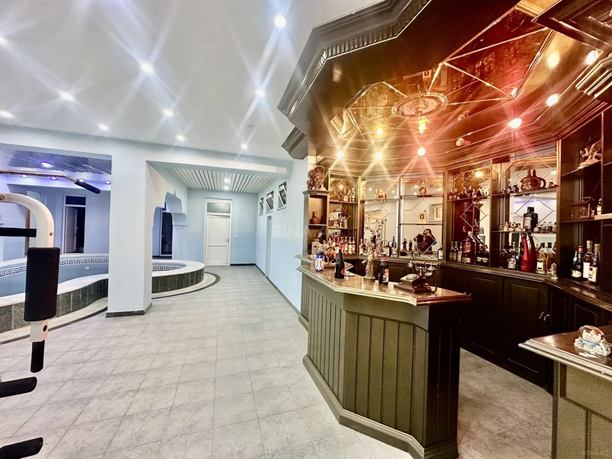 Satılır 10 otaqlı həyət evi 650 m²