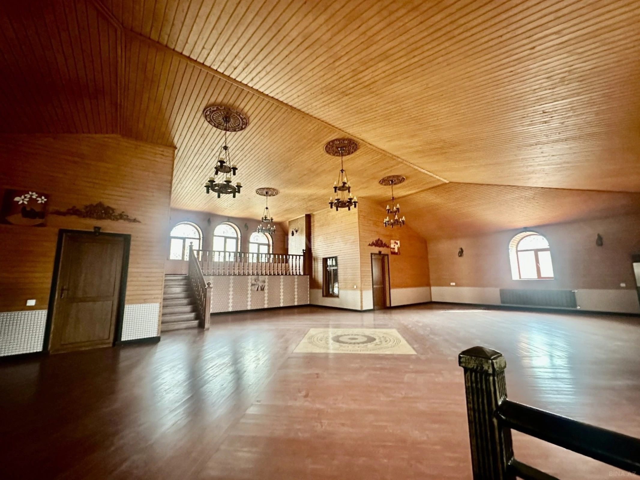 Satılır 10 otaqlı həyət evi 650 m²