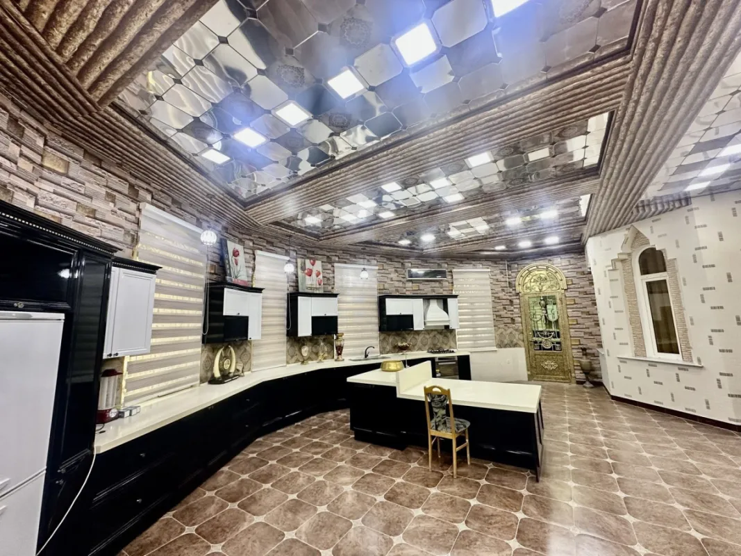 Satılır 10 otaqlı həyət evi 650 m²