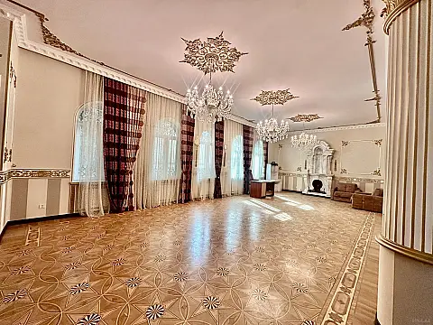 Satılır 10 otaqlı həyət evi 650 m²