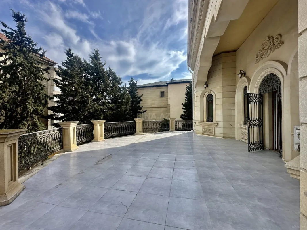 Satılır 10 otaqlı həyət evi 650 m²