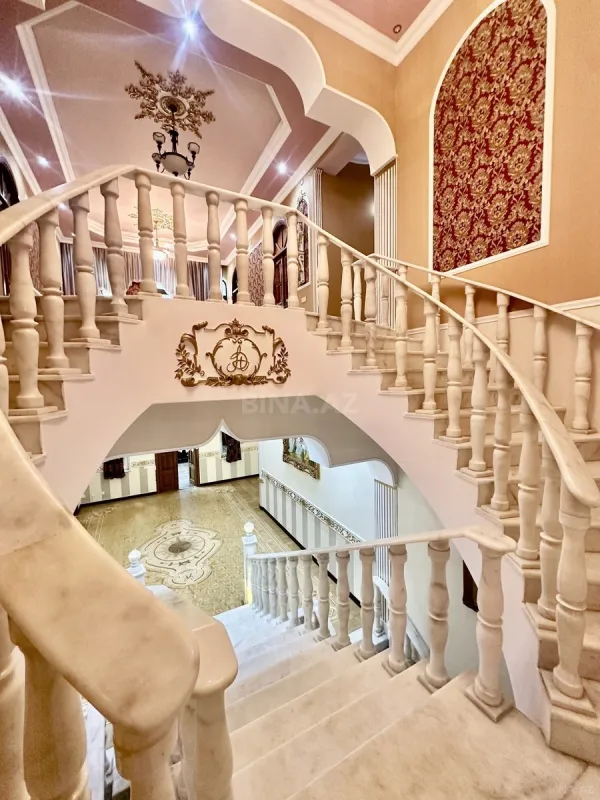 Satılır 10 otaqlı həyət evi 650 m²