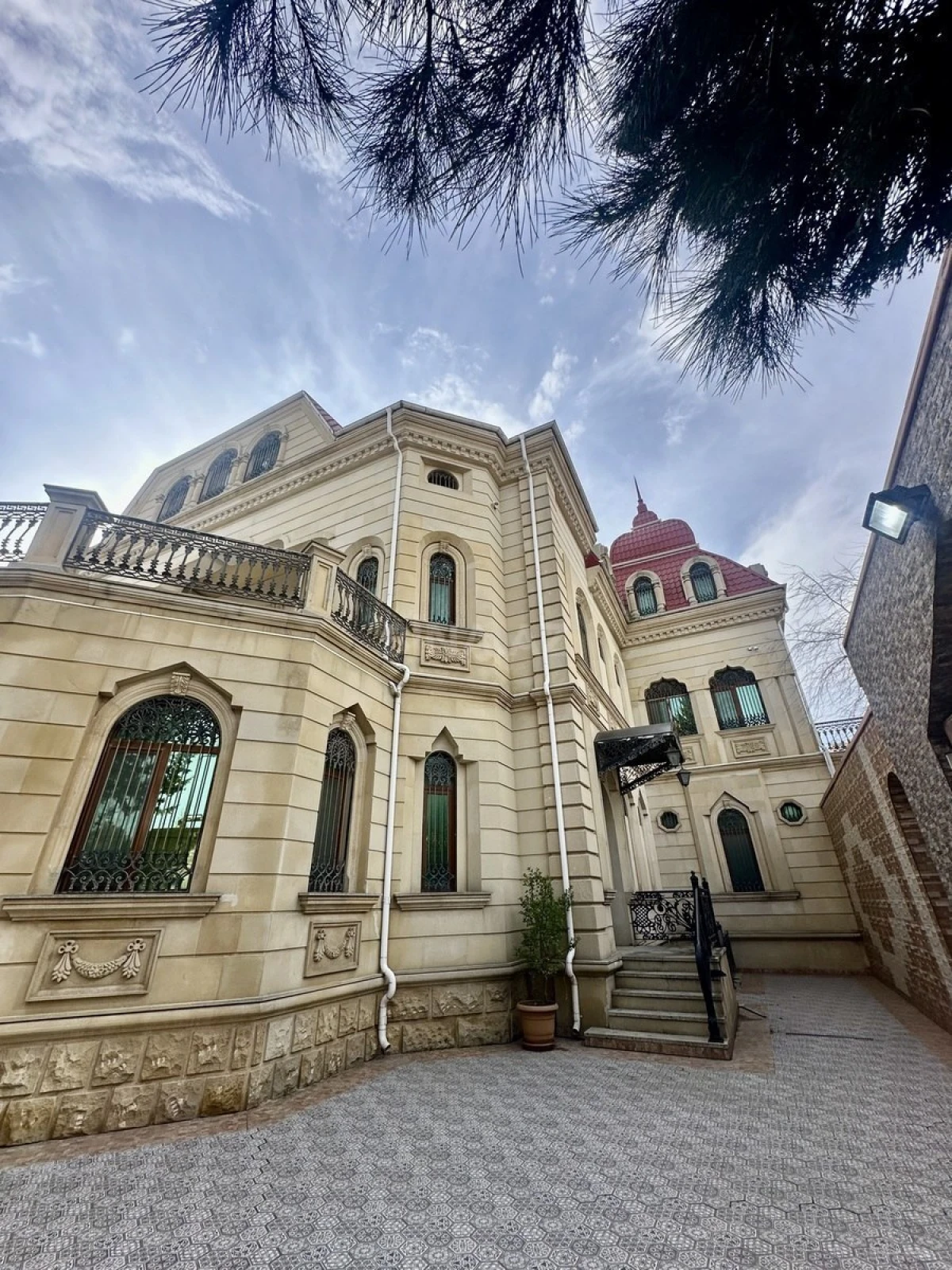 Satılır 10 otaqlı həyət evi 650 m²