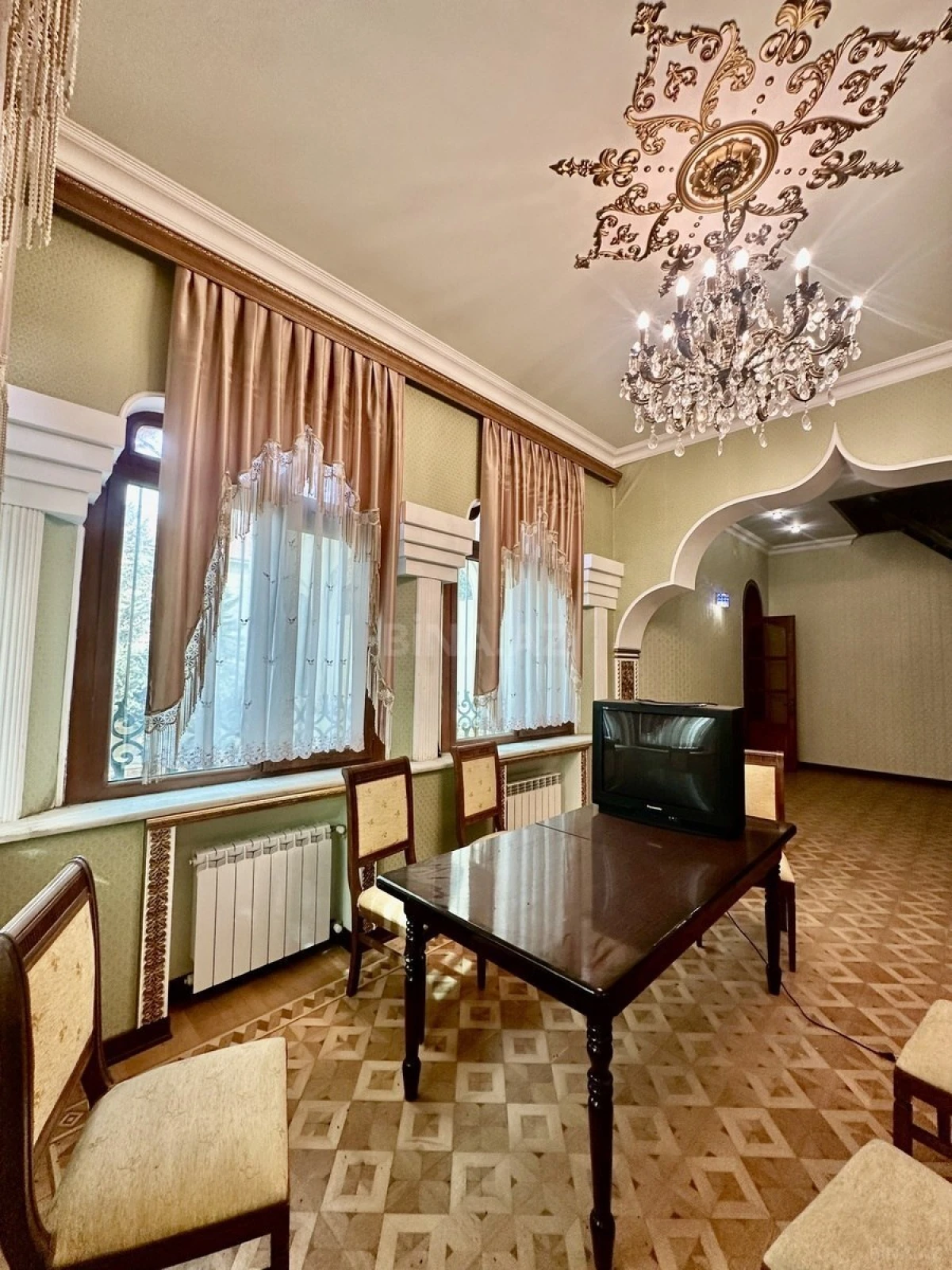 Satılır 10 otaqlı həyət evi 650 m²