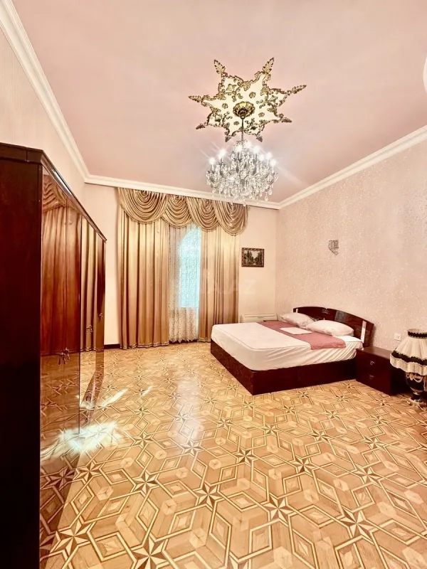Satılır 10 otaqlı həyət evi 650 m²