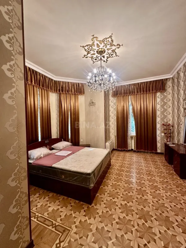 Satılır 10 otaqlı həyət evi 650 m²